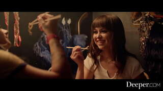 Më të thellë. Sexy babes gëzojnë lezbike fuck