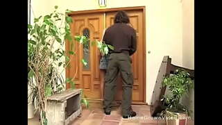 ���डबडीत कोंबडा fucks नंतर निराशेचा उदगार तिच्या प्रियकर फरसंबंधी केलेले घराजवळील अंगण वर