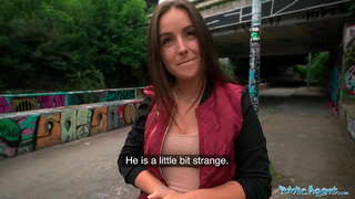 Ņ�剤学生を楽しく彼女のヴァギナに浸透し難により他人と屋外のプラハ