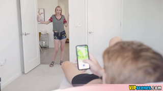 Petite paŝo sis perdas sian virgecon kun Bro