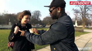 БЕСКУЋНИЦИ У АУТОБУСУ - #Мегги Марика - Сексуални Брюнетку Тешко Пробурит У аутобусу Велики Црни Пенис