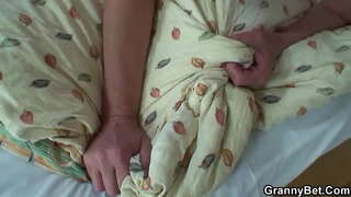 Пажылая жанчына спакусіў маладога хлопца