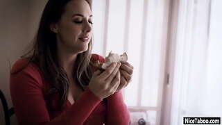 Похотливая мамаша Chanel s corner отсосала узви ва вазнин буд выебана