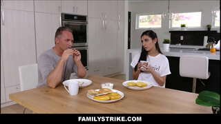 Horúce Mladých Latina Teen Stepdaughter Rodiny Sex S Stepdad V Kuchyni
