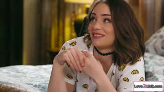 Хар үстэй вэ шидэт трик дээр stepbrothers gf болон seduces түүний.Тэд kiss болон busty улбар шар үстэй хүн licks түүний cunt.Дараа нь тэр хуруугаараа түүний тоглоом нь түүний pussy