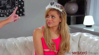 MILF gwyllt Spanked A Llyfu Teen &#039; n Giwt