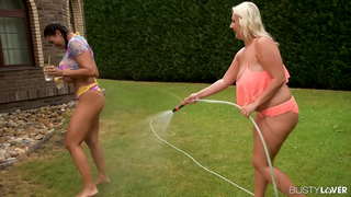 Вставка дилдо жана Сосание Сисек үчүн эки Грудастых Лесбиянок