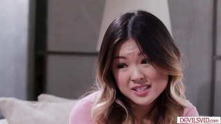 Азиатка бо маленькими сиськами ва он беҳтарин дӯстдухтари-малламуй ба зудӣ ба ҷинсӣ threesome бо соседом