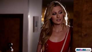 Uyga yana kech kelganidan keyin uning busty stepmom u lezbiyen bo&#039;lishiga qaror qildi.Bu stepdaughter titsucked milf bu mushuk yalaymiz olish va uning facesits