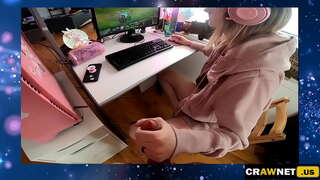 Webcam gamer fille branlette pour aider son ami, tout en jouant le jeu LOL