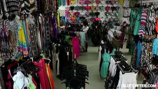 Blondie teen Haley Piky sania vtáka a stále jej kundu v prdeli divoko v rovnakom čase