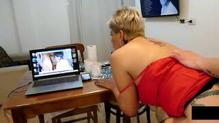 Jag upptäcker honom att spionera på mig när jag onanerar, och jag gör honom fyll min röv med mjölk tills det svämmar över .....