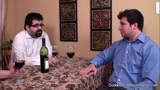 Chân - Vợ đóng dưới bàn hợp đồng kinh doanh