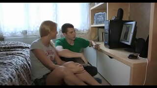 Симпатичная брюнетка скачет россиялелђр љстђн бу калын члене