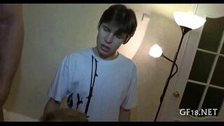 Perverss briļļainais puisis tur roku