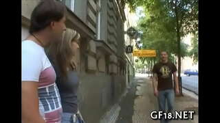 Knabo sidas kaj observadas