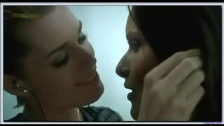 Rebecca Romijn Rie Rasmussen lesbické kiss v Femme Fatale
