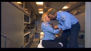 ���ुनहरे बाल वाली काले जांघ उच्च मोज़ा में