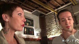 Veľké titted a vytetované francúzsky zrelé dostane jej tesnej zadok tĺkol