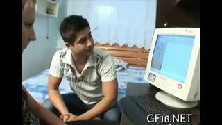 Bela aĝo adoleskanto girl stands doggy fashion