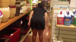 Culona ensenya cony i el cul a la botiga