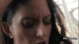 Horny milf gwraig tŷ amatur yn cael pounded gyda POV