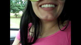 Ang iyang asawa, si Raquel sa pagpakita sa gikan sa dalan