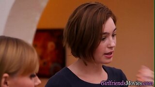 Busty tini nyalogatja leszbikus