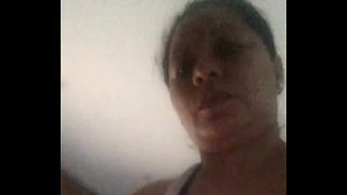 מאוננת מול המצלמה