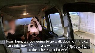 Obrovské prsia amatérske dostane tváre v falošné taxi