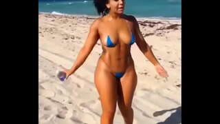 Sexy Latina en mini bikino sur la strando