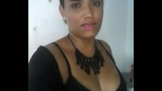 ���ವರು ಹೊರಗೆ ಹೋಗಿ ತನ್ನ ಸ್ನೇಹಿತರೊಂದಿಗೆ, ಮತ್ತು ಎಡ ಪತ್ನಿ ನಾಟಿ ಮನೆಯಲ್ಲಿ ಬಾಯಿಯಿಂದ ಜುಂಬು