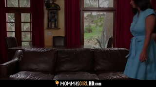 MILF Lépés Anya &amp;amp; Apró Mostohalánya Ossza meg az Orgazmust