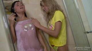 Dve lesbické teens majú skutočný orgazmus s análny vibrátor v sprche