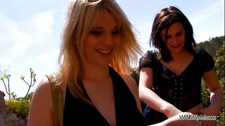 Á�尻を口に屋外の公共性---と、いつも違う表情を見せてく