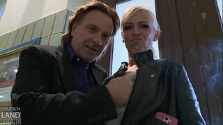 Vivian Schmitt tumiba, paparazzi kanggo korban .....