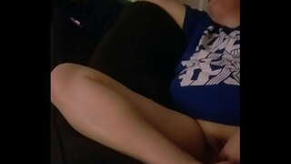 Mann poster kone å spille mens hun er på rommet