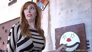 Tits kubwa redhead Lauren Phillips kutupwa katika basement na kundi la mkubwa dicks guys nyeusi na nyeupe ndio fucked koo yake