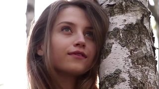 میٹھی نوجوان خاتون Nicolina ہٹا کر اس کے کپڑے میں جنگل