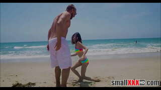 Muda Dan Petite Gadis Kecil Jasmine Grey Mendapat Kecil Pantat Diregangkan Dengan Ayam Besar Pria Dari Pantai