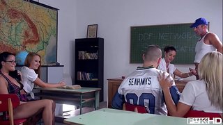 Teismelised Dolly Diore &amp;amp; Cathy Heaven jagada juhendaja on riista kahe horny sõbrad klassis