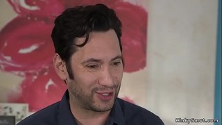 ���າກໂຄງການເອົາໃຈໃສ່ຂອງລາວ sexy ເກີບແຟນໃນທາດໂປແລະຄີກົ້ນຍໍາຂອງນາງ