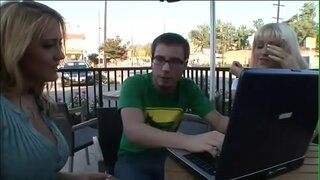 Ҷуфти вазнин пикаперов Ева Лоуренс ва Трина Майклс мезананд, ки дар майдони аз назари