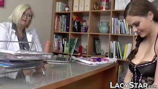 Грудастая ГИЛЬФ доминирует над горячей молодой красоткой