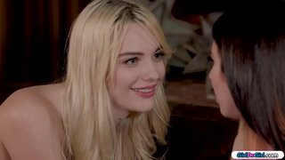 Бринета тражи даљински и пита своје плавуша даљински, зна ли она где је он.Потпуно наг, она се окреће са даљинским у дупе. то све у циљу да се опустите, и она заводи.Они љубе, и она лиже своју маца, пре него што насадиться јој на лице