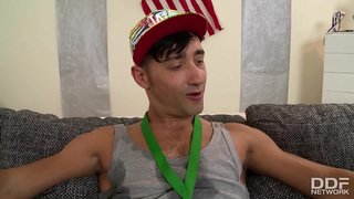 Среќен добитник ебе Анита B. до газот додека lesbo тинејџерски Џени трие нејзините влажни клиторис