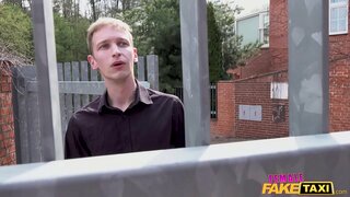 Kvindelige Falske Taxa brunetter fanget leger med hendes fisse af guy next door