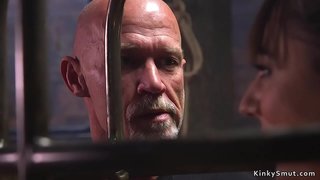 Stari Gospodar jebe zgodnu brinetu robinju duboko u grlu dok joj ne poševi pičku uz konopce