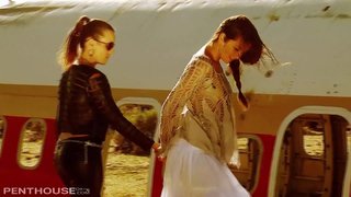 Seksi Lezbejka zvijezde Allie i Jenna 69 i fingerbang u Pustinji.