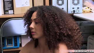 Межрасовый секс по-быстрому с подростком на камерах видеонаблюдения